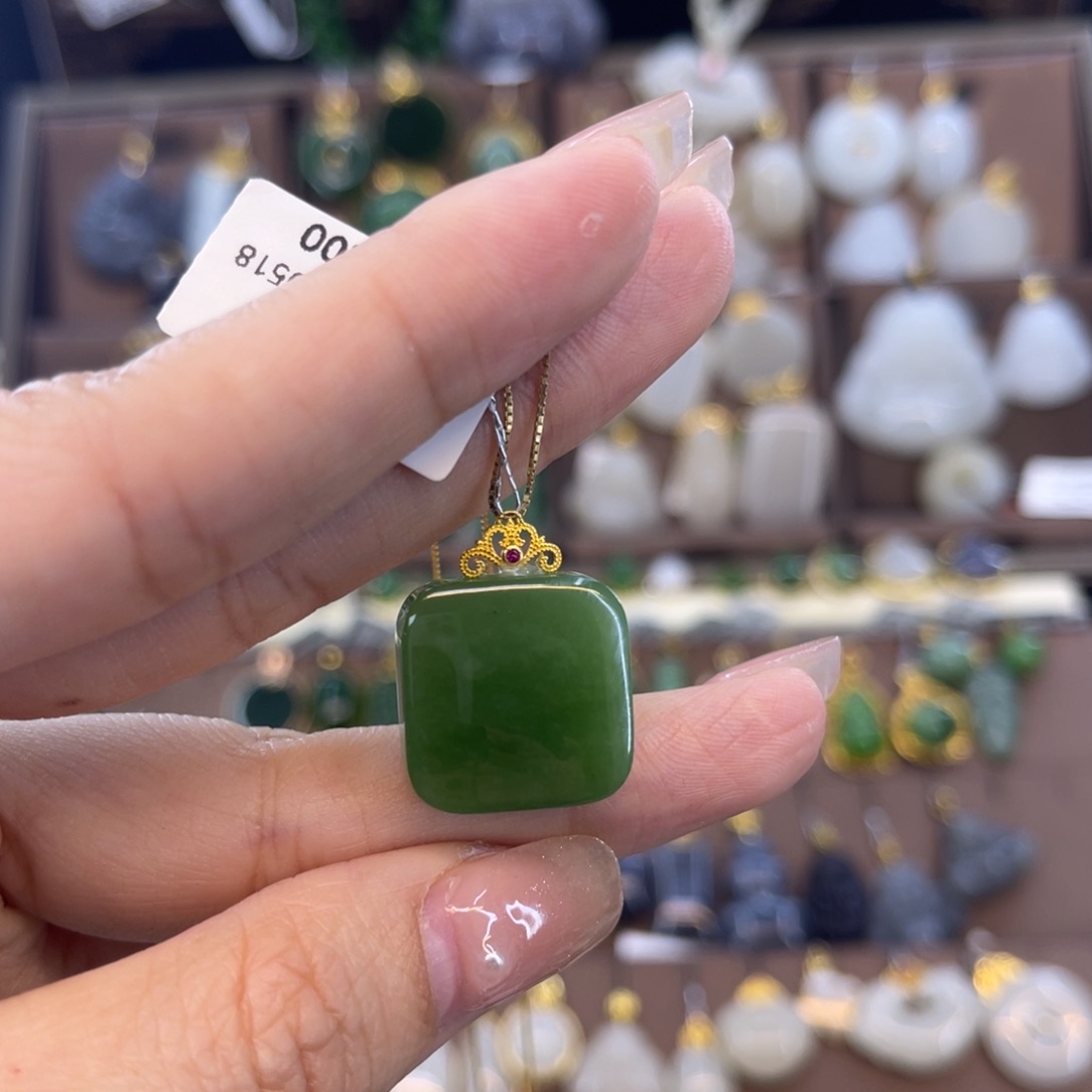 和田玉吊坠18K金镶嵌