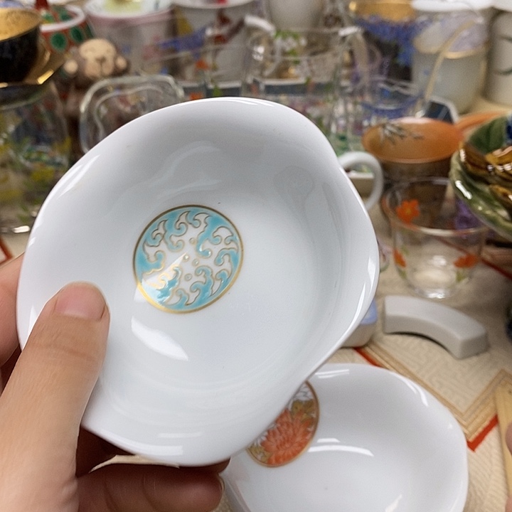 茶壶紫砂杯子和一大盒巧克力蛋糕就已经