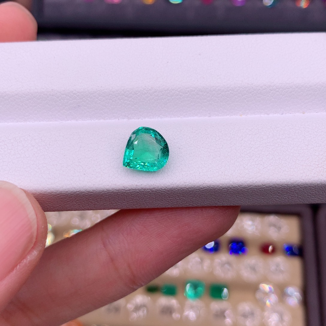 祖母绿裸石未镶嵌