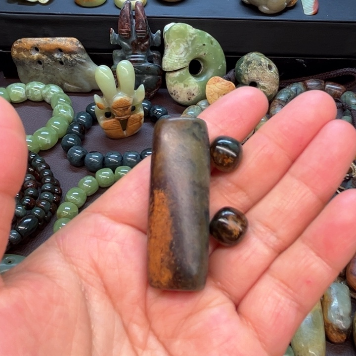 岫岩河磨玉（透闪石质玉）未镶嵌把件张**度