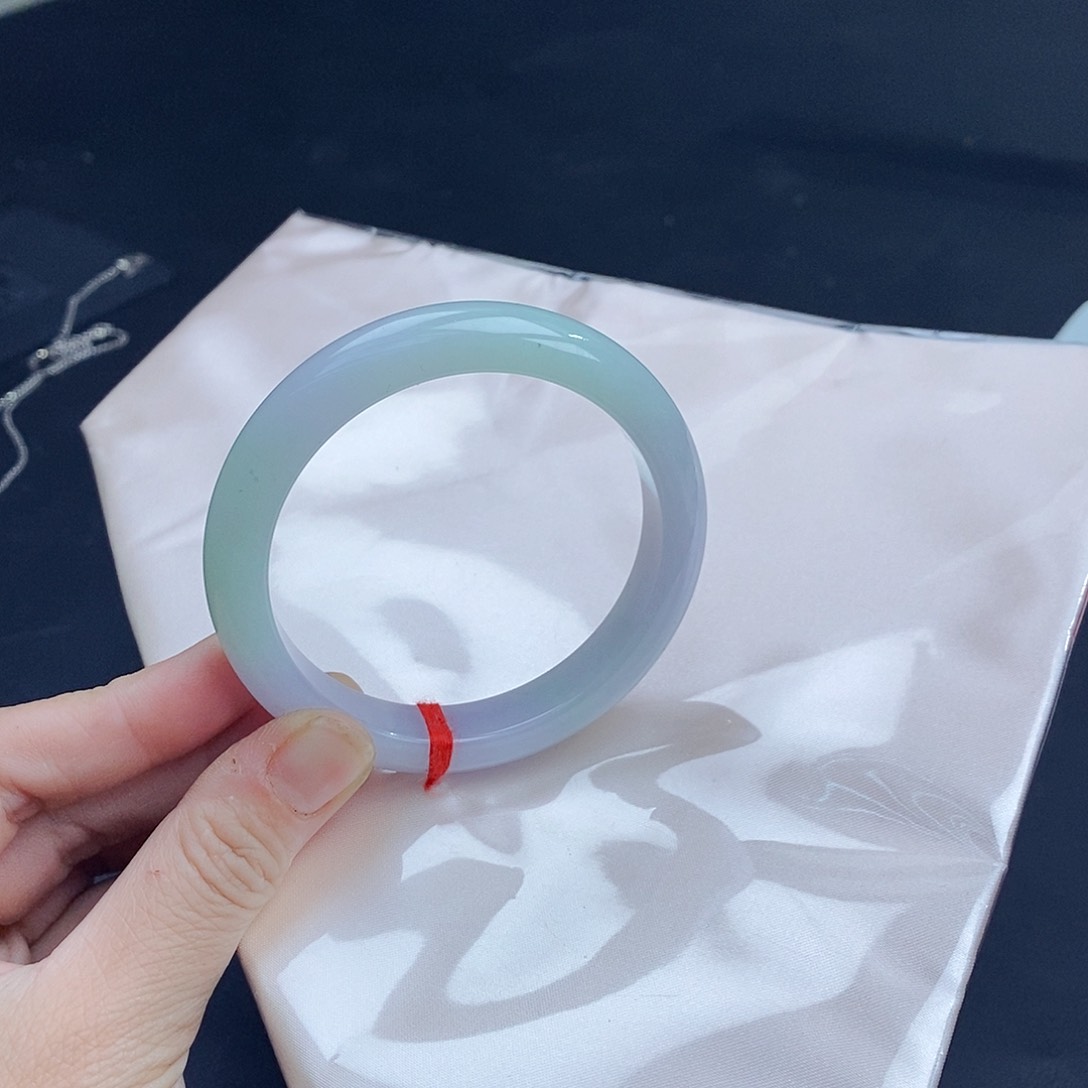 翡翠手镯未镶嵌翡翠