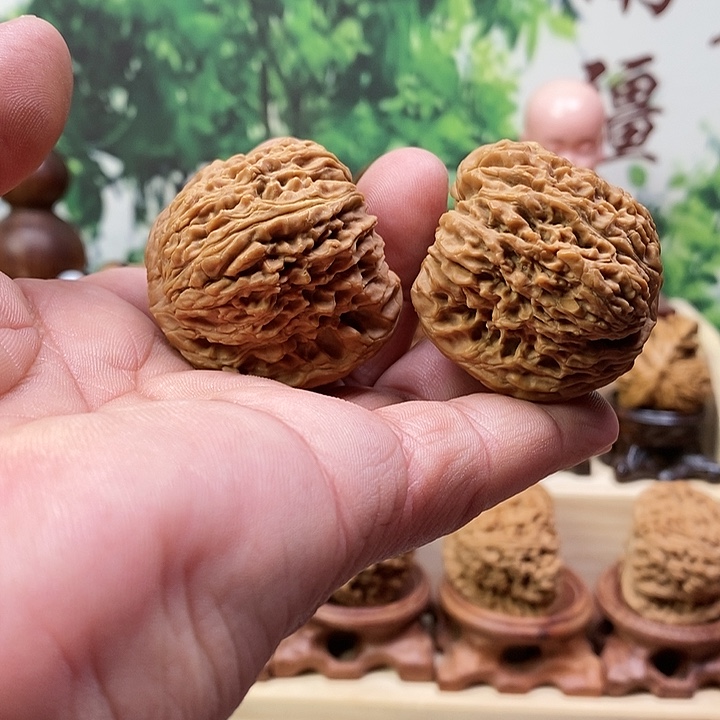 文玩核桃吊坠一***.拉丝蚂蚁纹凹底南疆石