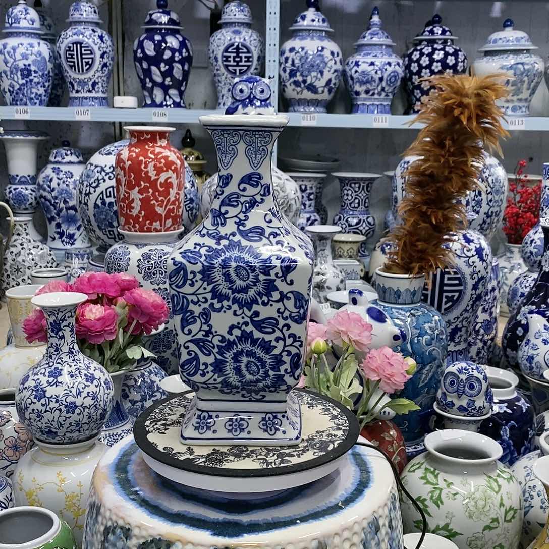 【闪购商品】摆件鱼尾瓶瓷器………………………………