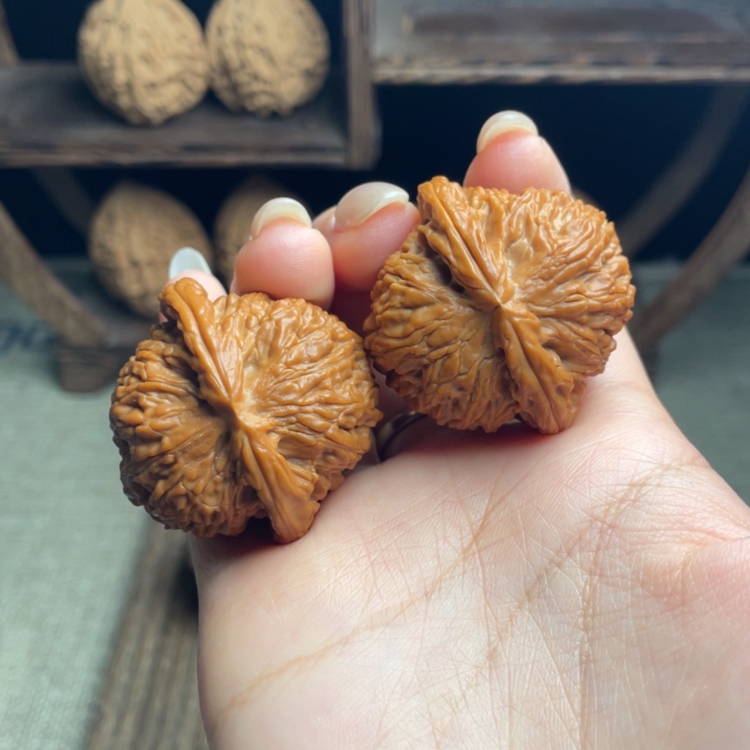 文玩核桃吊坠白狮子40 全品打底精配毕业红皮