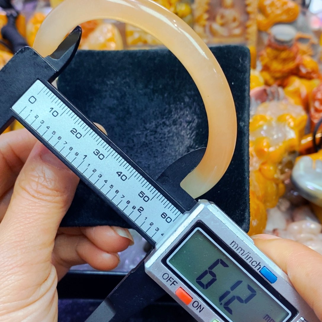 未镶嵌石英质玉（黄龙玉）颈饰