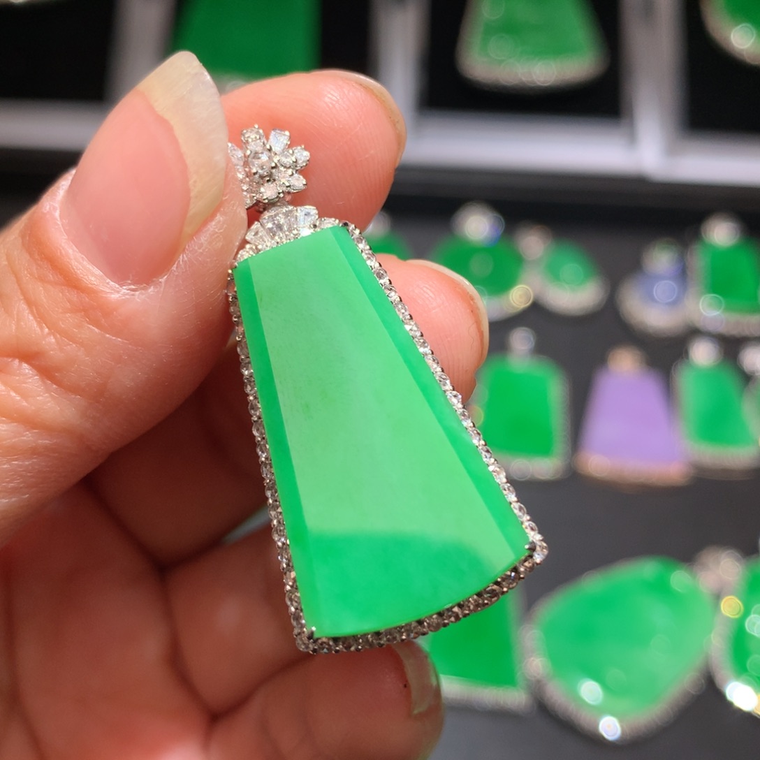 翡翠颈饰18K金镶嵌翡翠