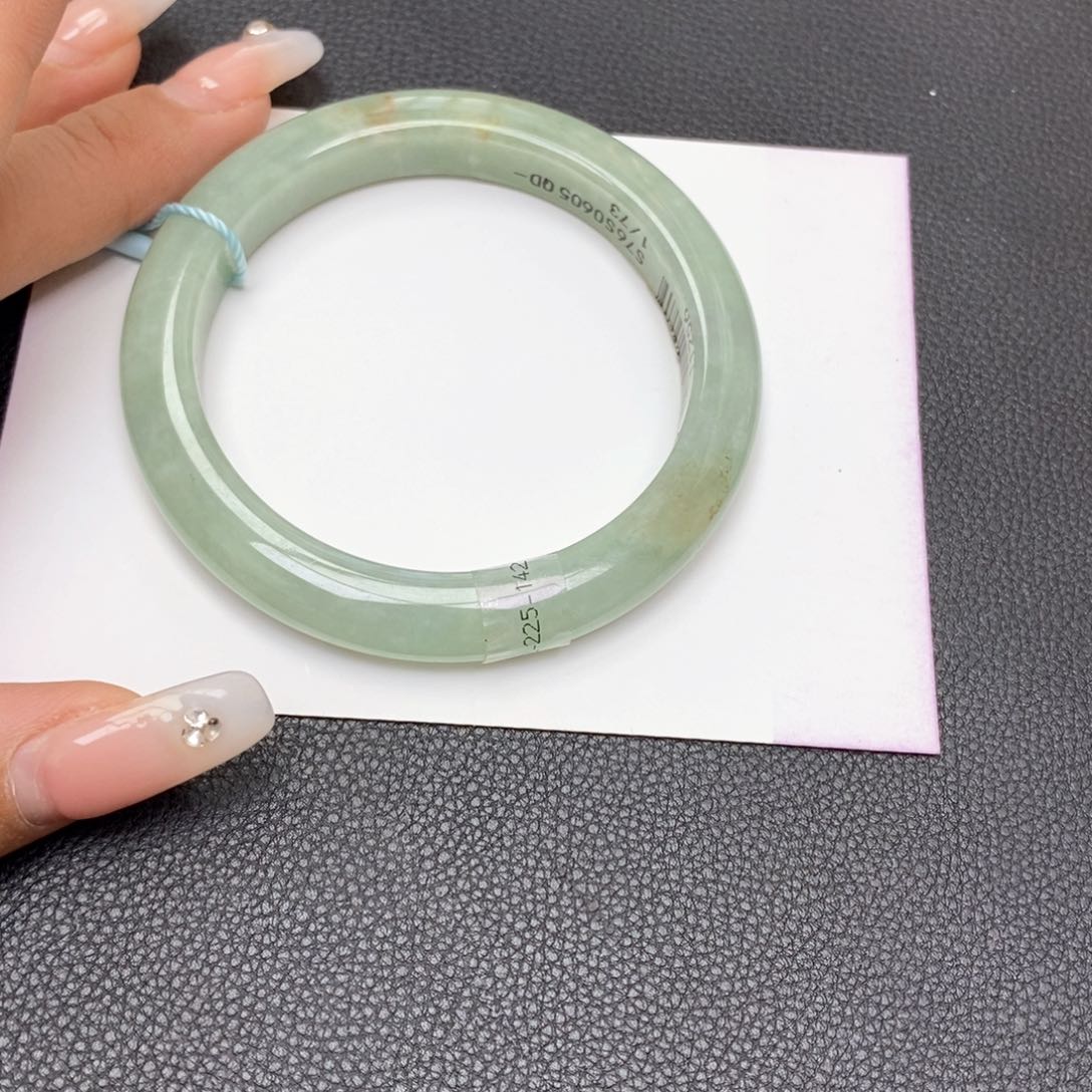 翡翠手镯未镶嵌54圈口