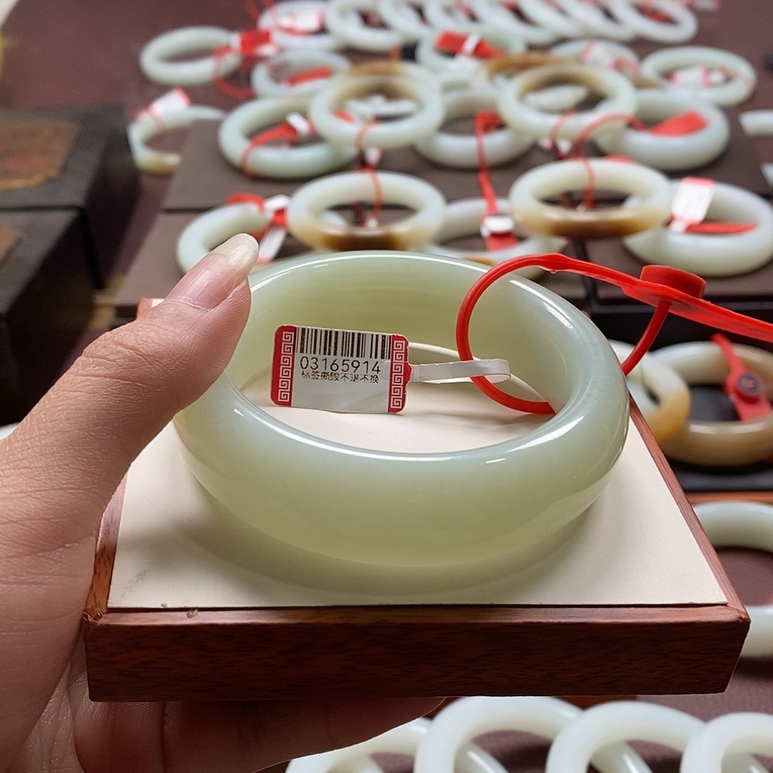 和田玉手镯未镶嵌