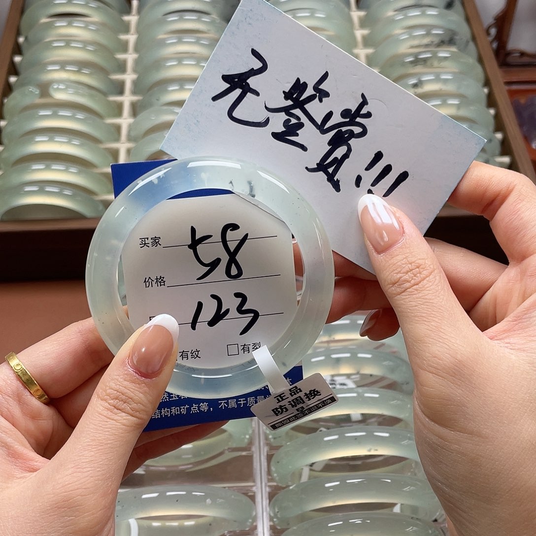 小***！蛇纹石玉未镶嵌手镯