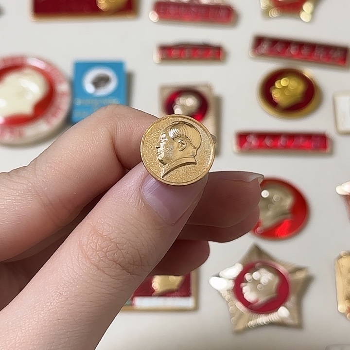 牡***哥红色收藏直播像章