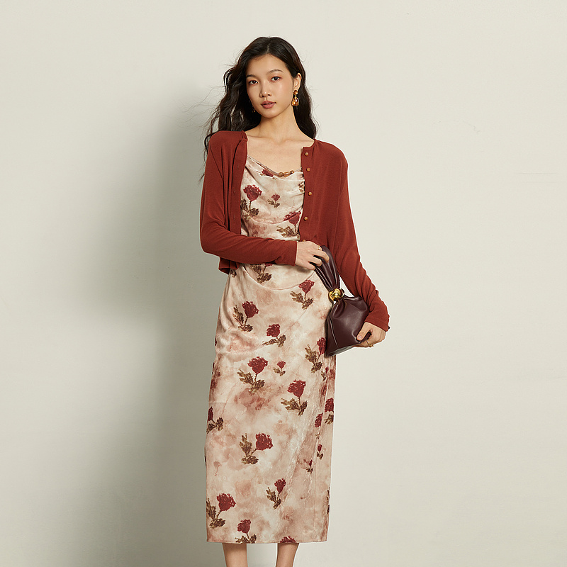 爱客秋季新款两件套荡领玫瑰印花吊带裙+针织开衫YA24334H003