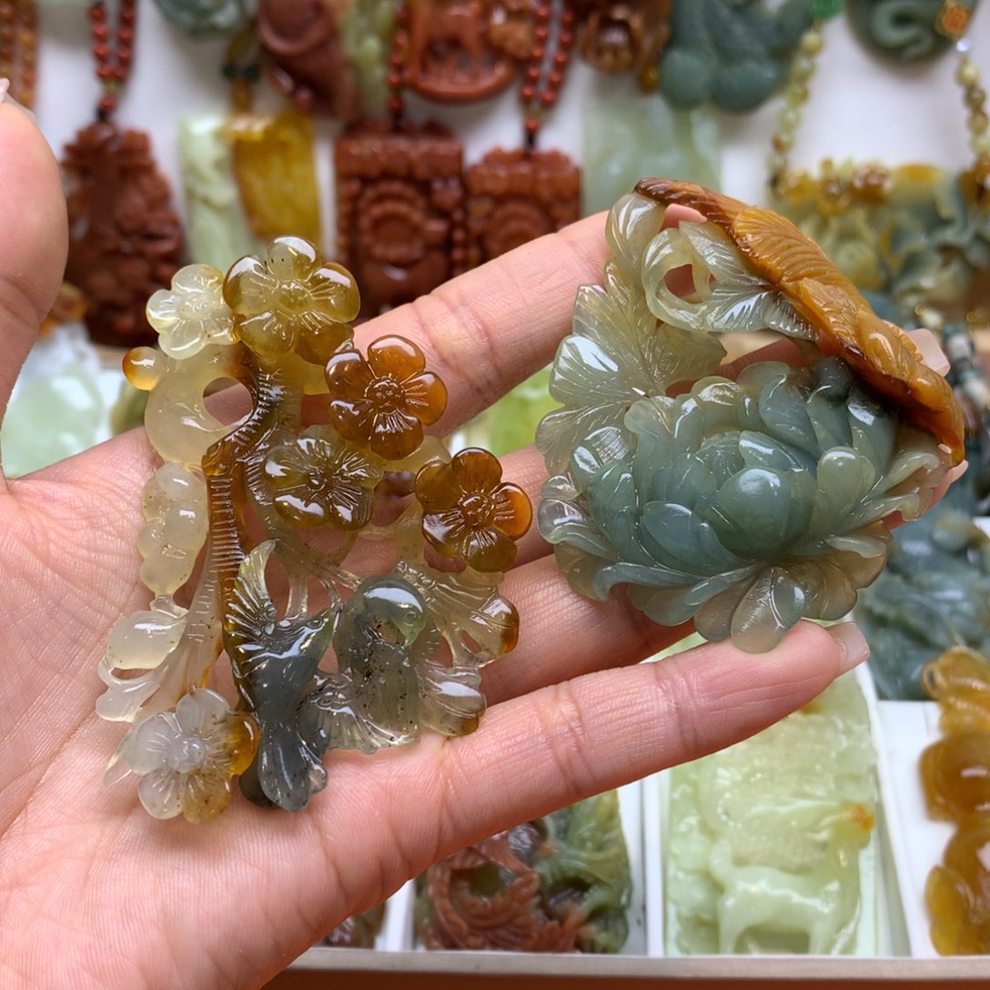 蛇纹石玉颈饰未镶嵌?**呀