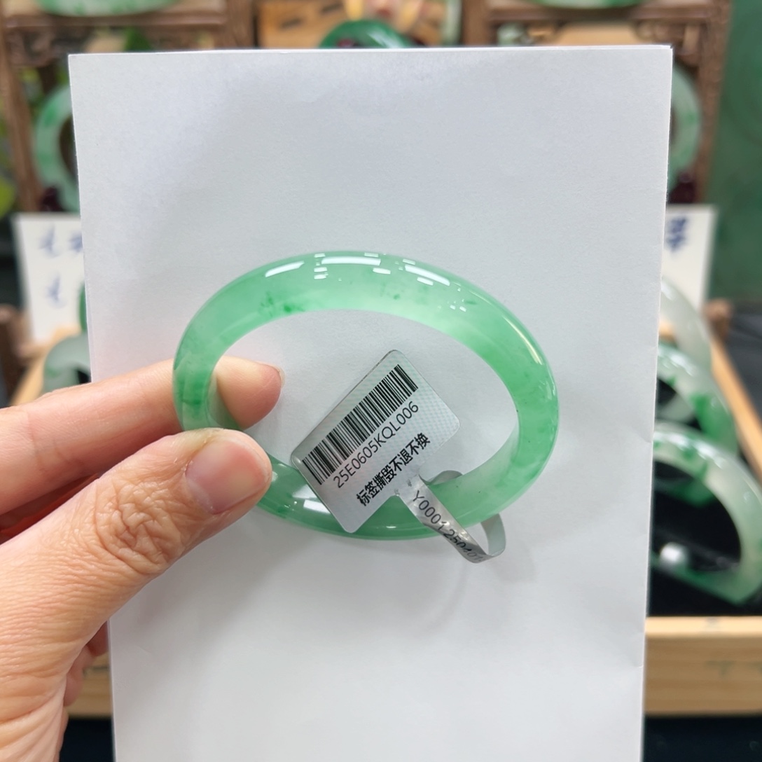 坤***垚石英质玉未镶嵌手镯➕