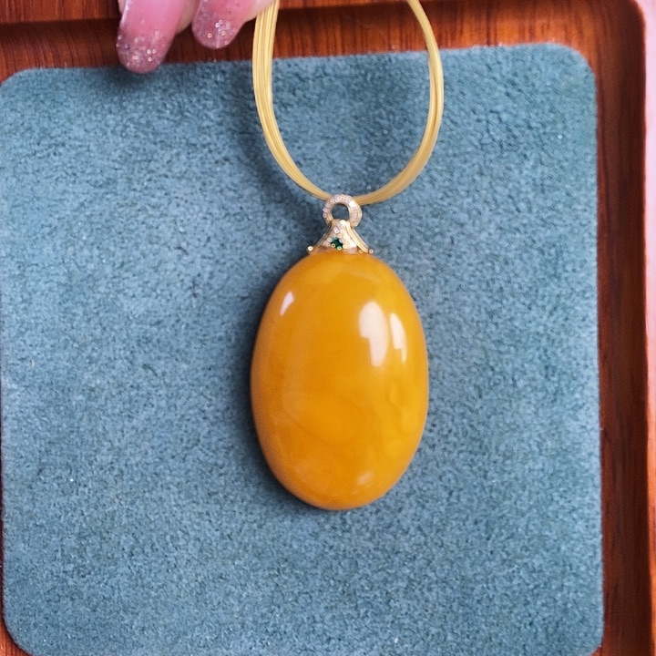 蜜蜡18K金镶嵌颈饰吊坠