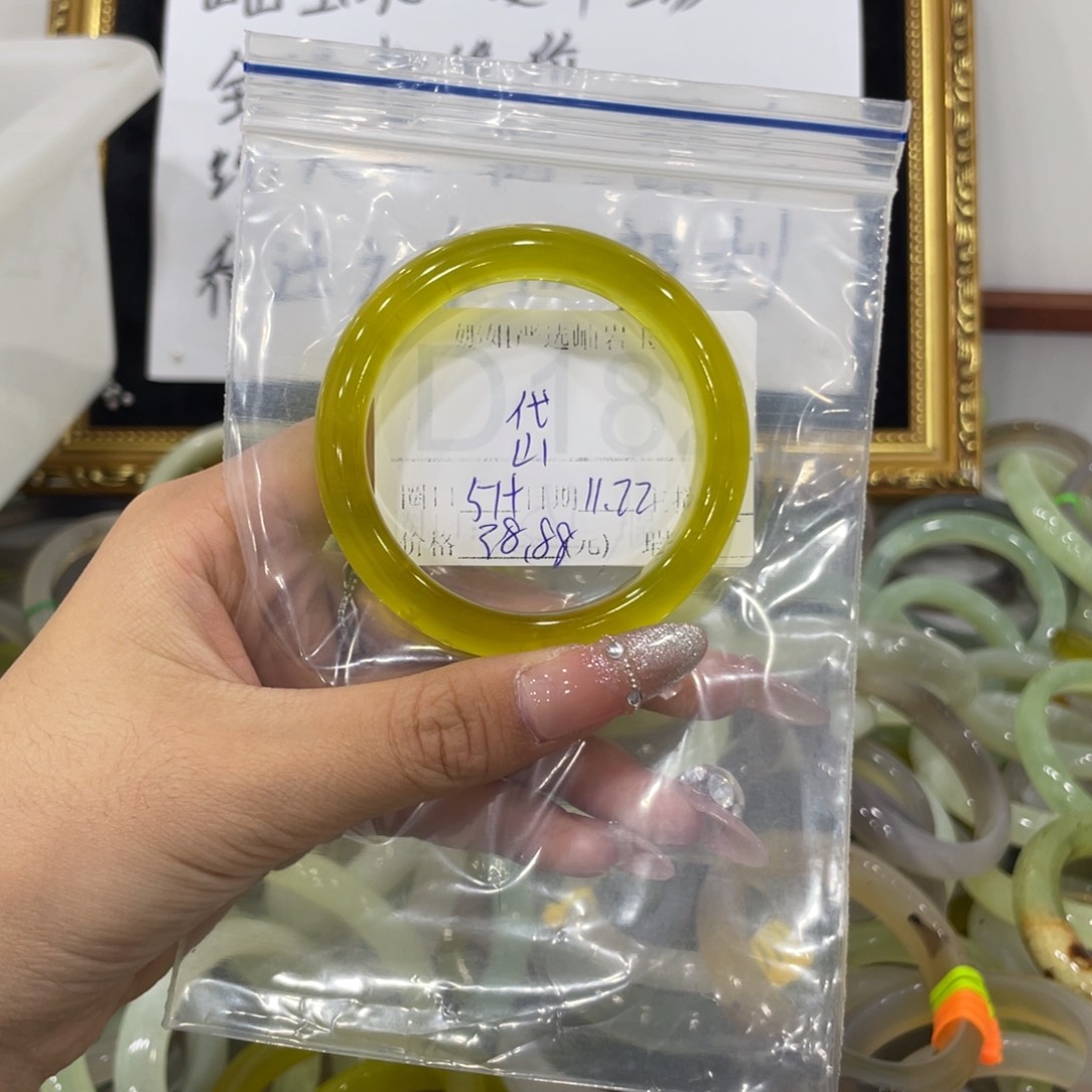 未镶嵌蛇纹石玉颈饰岱