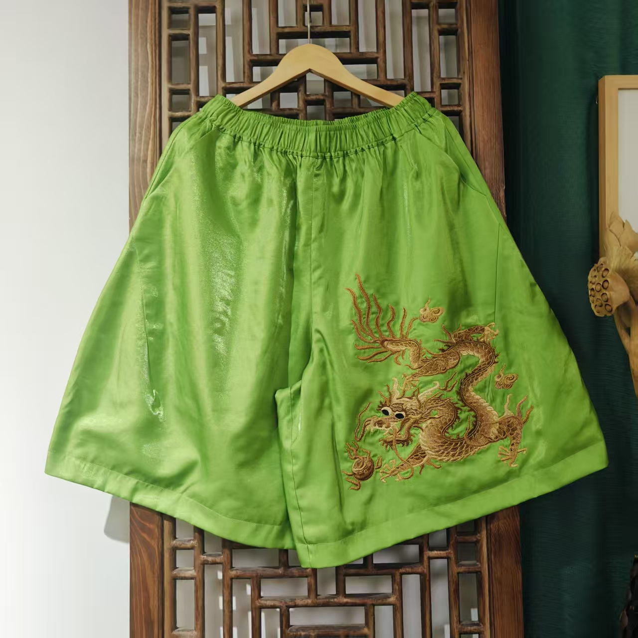 ( LK135-36)  凤徕兮定制绿色光板底金龙刺绣全松紧加衬六分裤