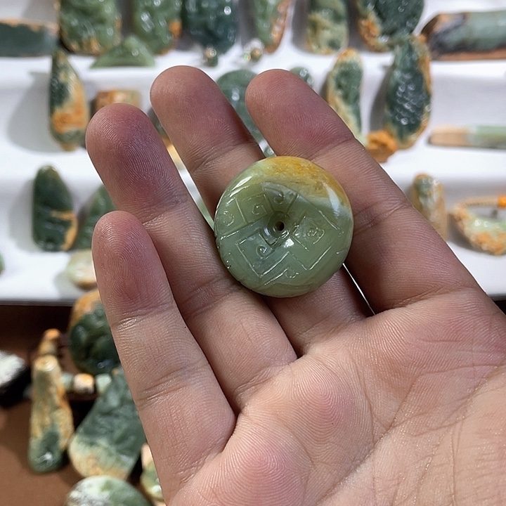 细***芬颈饰未镶嵌岫岩老玉（透闪石质玉）