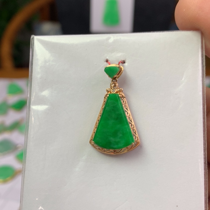 翡翠18K金镶嵌颈饰