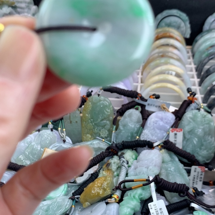 翡翠手镯未镶嵌吊坠