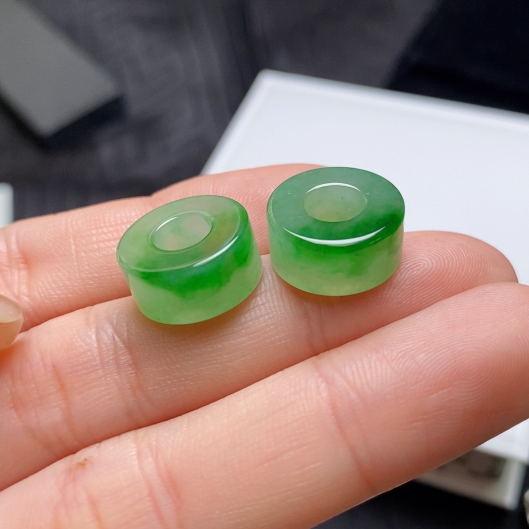 翡翠未镶嵌耳饰飘绿路路通