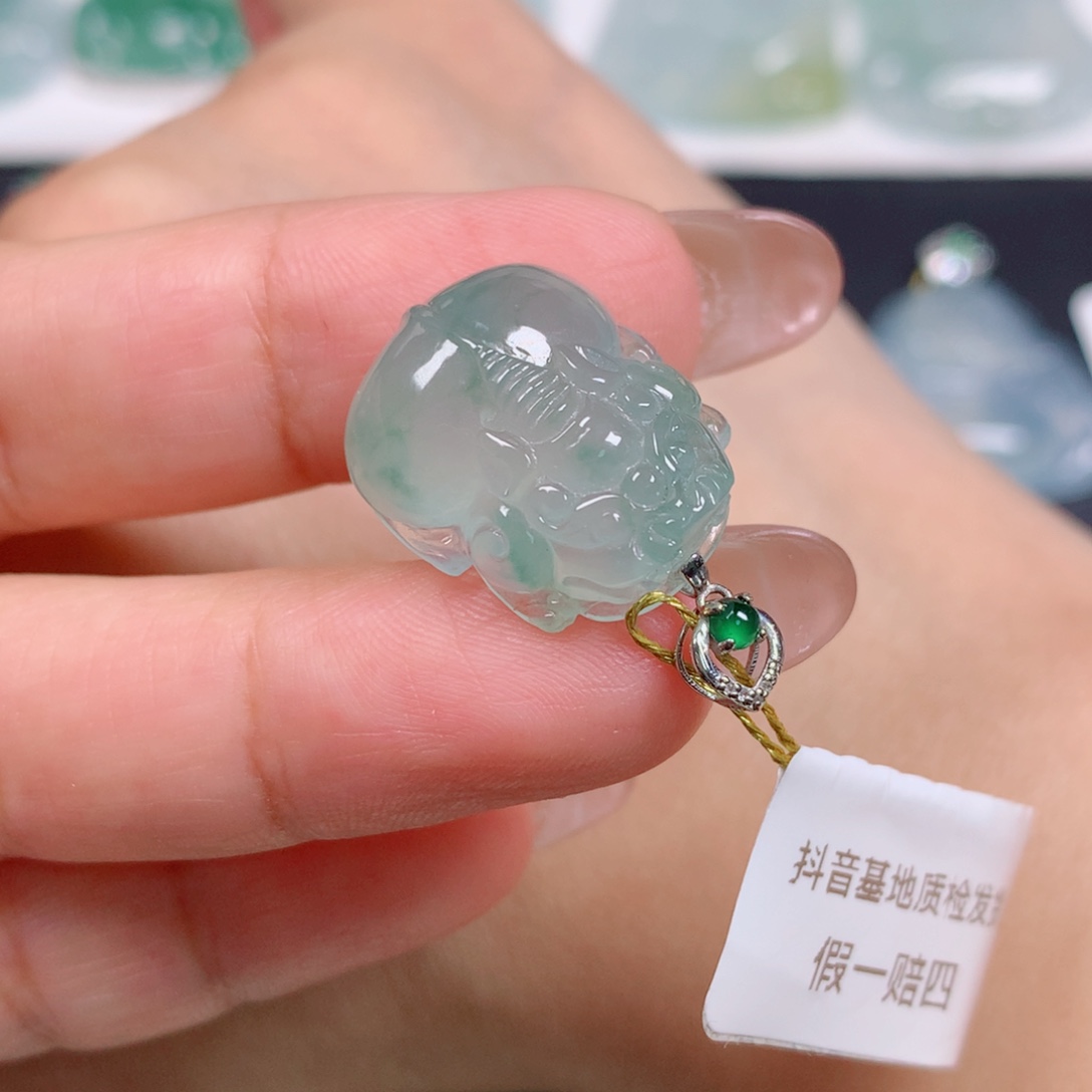 翡翠18K金镶嵌颈饰貔貅