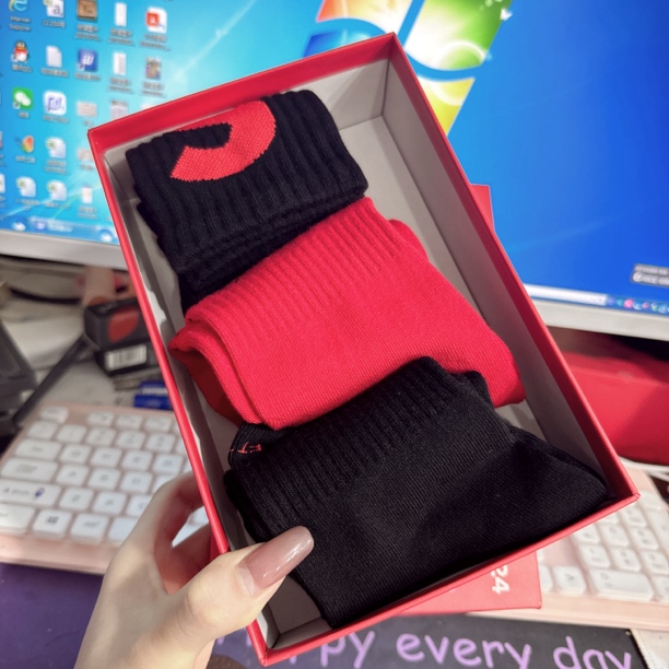 【小小米】发3双～黑红走红高筒袜