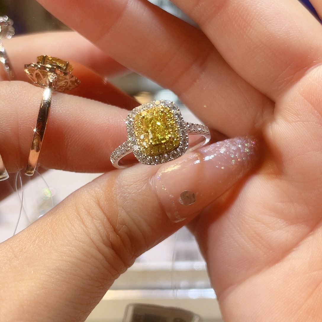 实验室培育钻石18K金镶嵌0.51VS，15