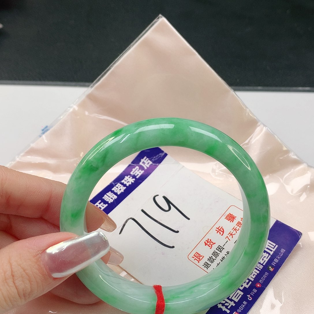 翡翠手镯未镶嵌翡翠手镯