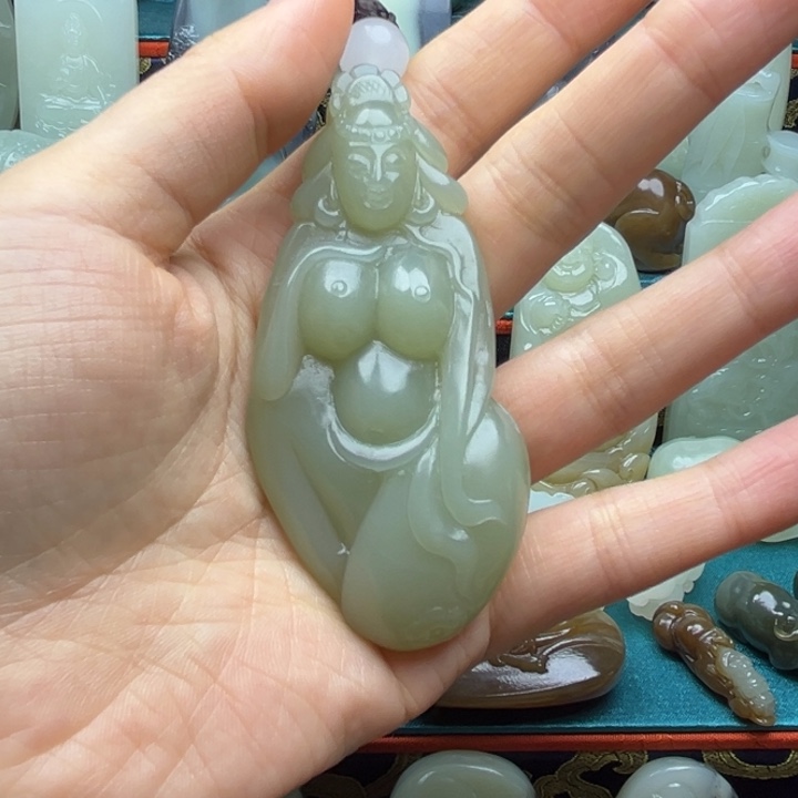 李***面和田玉未镶嵌颈饰
