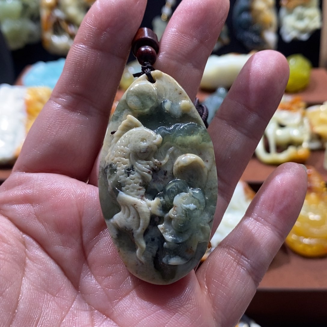 蛇纹石玉颈饰未镶嵌