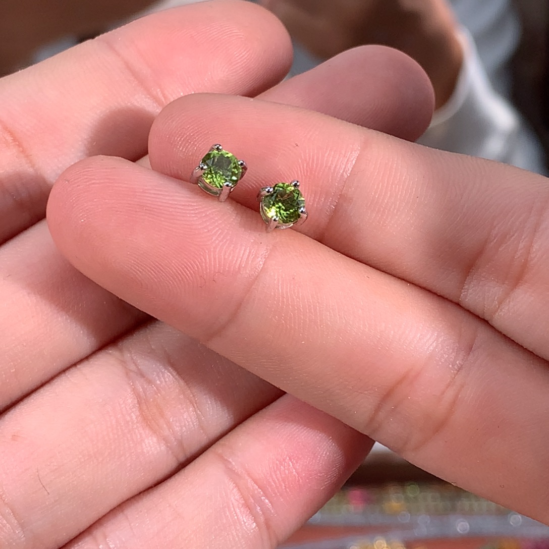 橄榄石耳饰银S925镶嵌