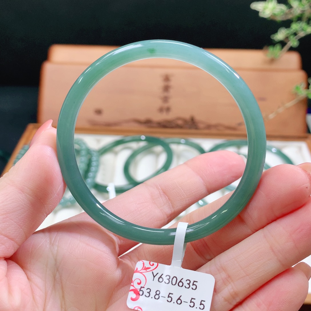 翡翠手镯未镶嵌天然