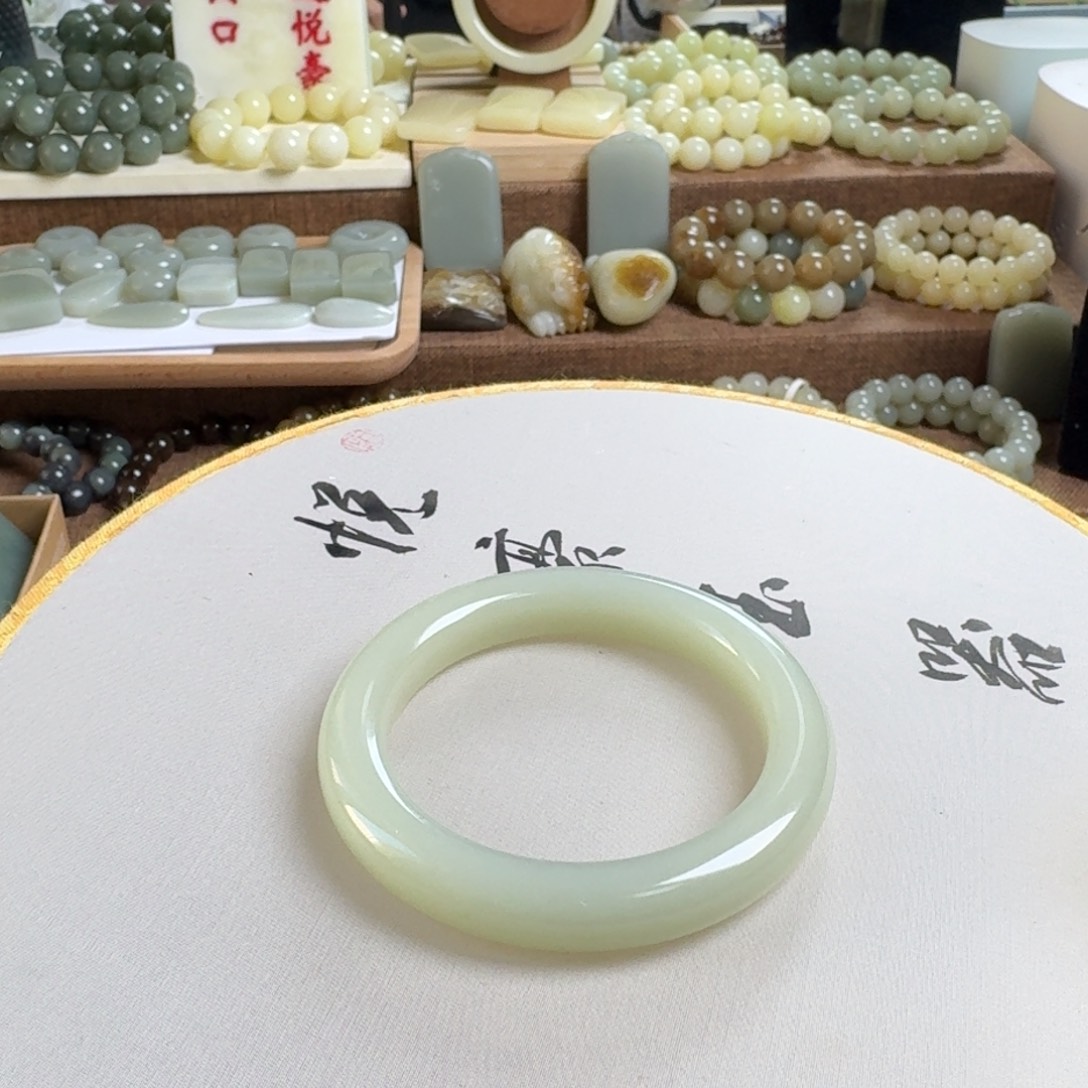 ****凡和田玉未镶嵌手镯