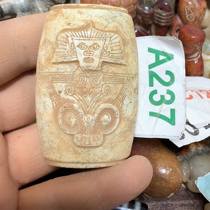 蛇纹石玉颈饰未镶嵌