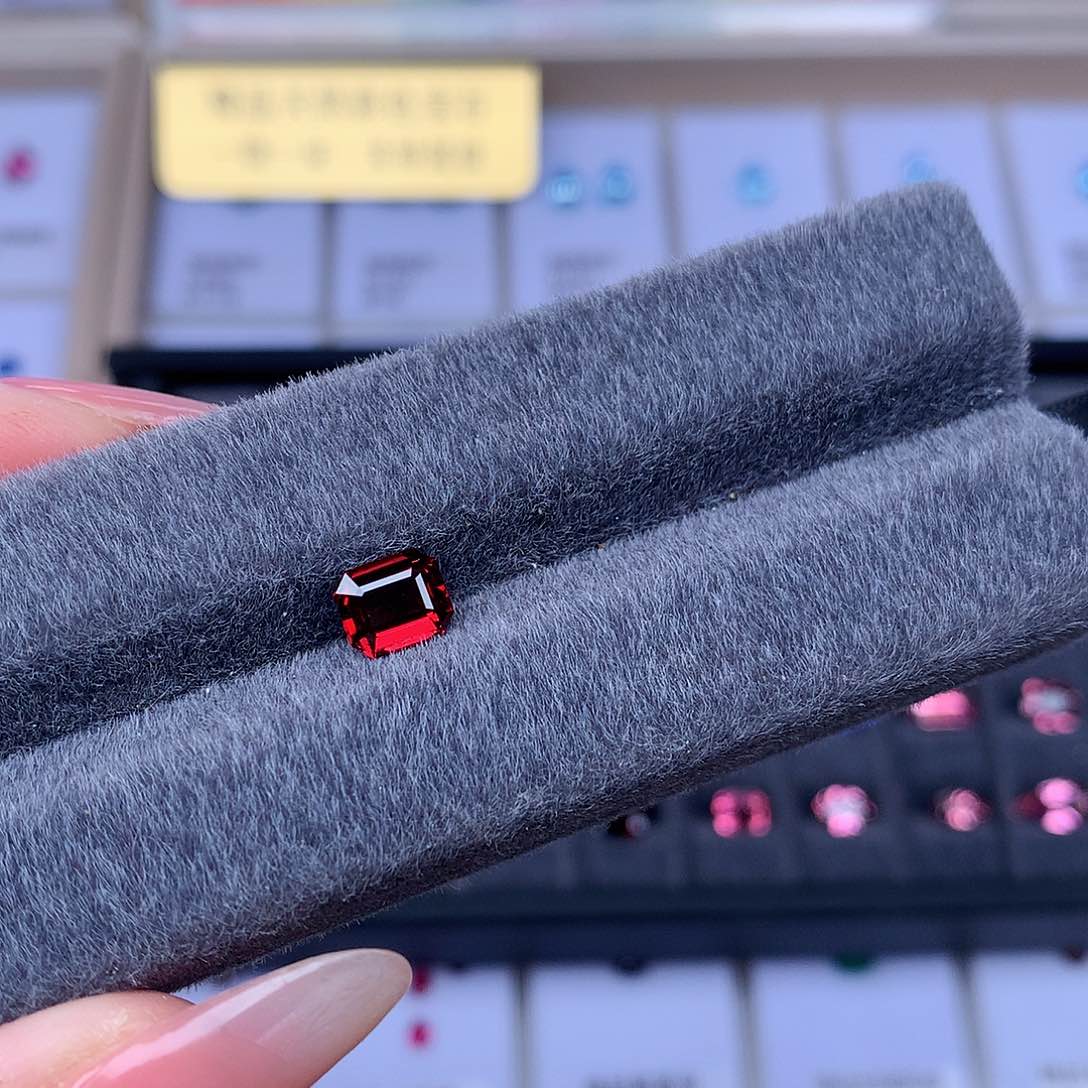 石榴石（紫牙乌）裸石未镶嵌1.82克拉