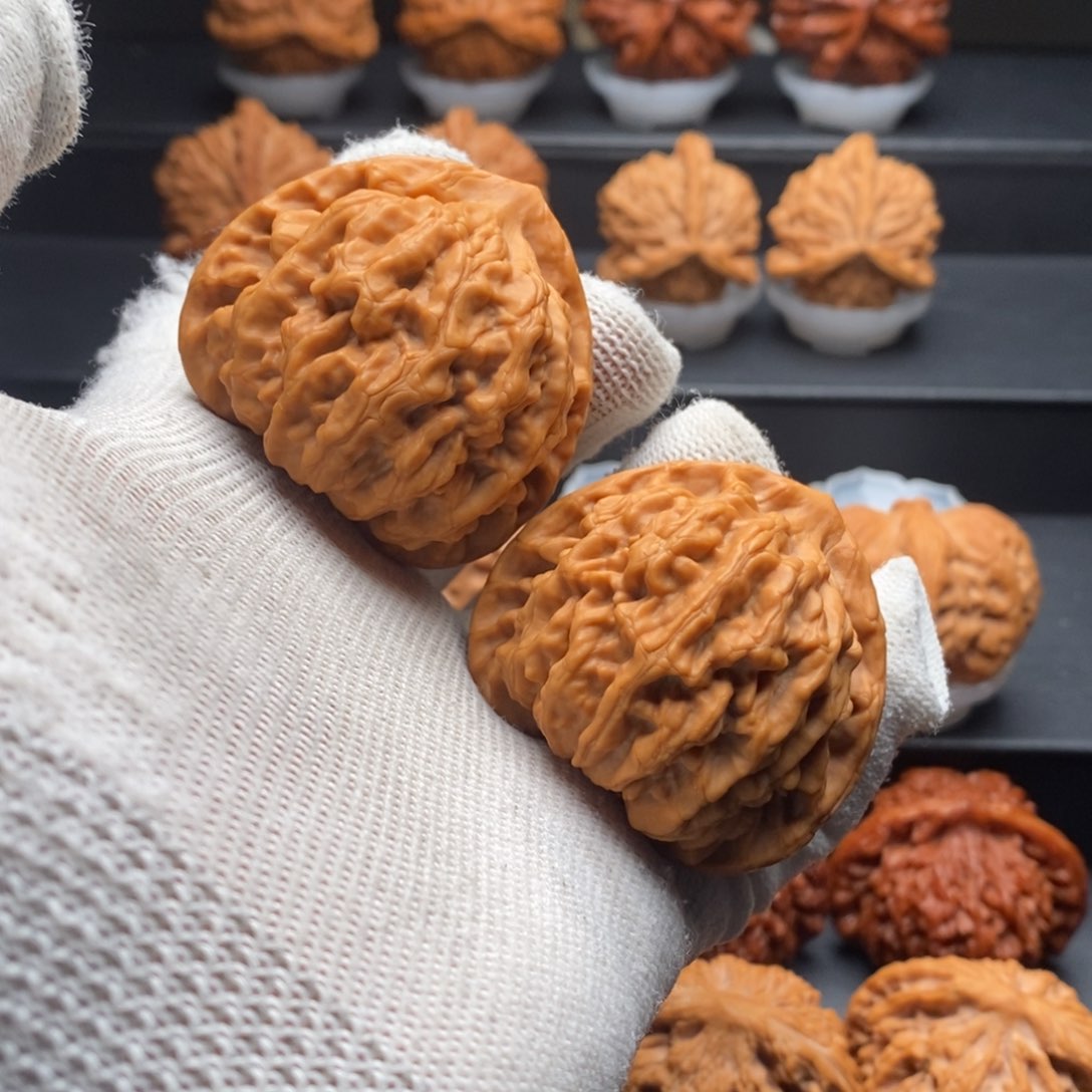 文玩核桃把件46岳尊