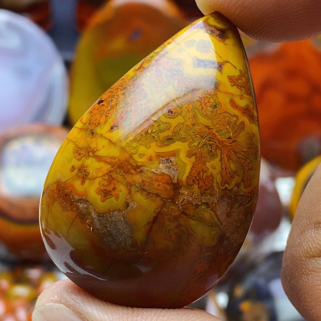 玛瑙/玉髓颈饰未镶嵌Z****?