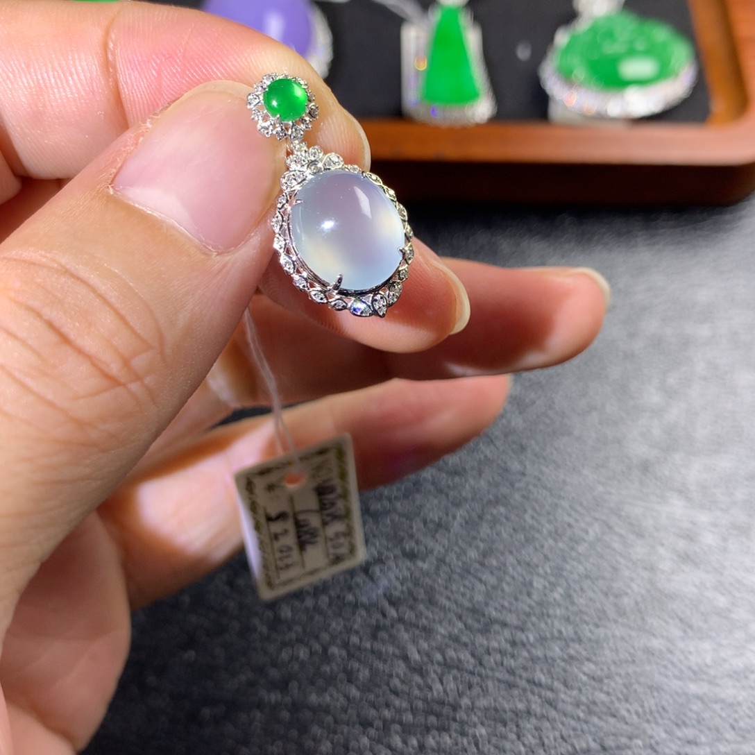 翡翠18K金镶嵌颈饰翡翠