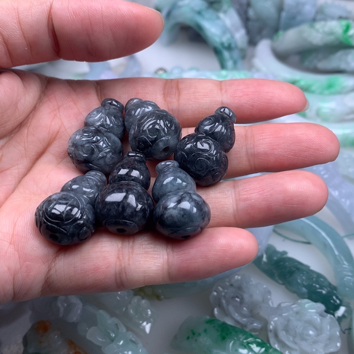 颈饰未镶嵌翡翠乌鸡通孔葫芦