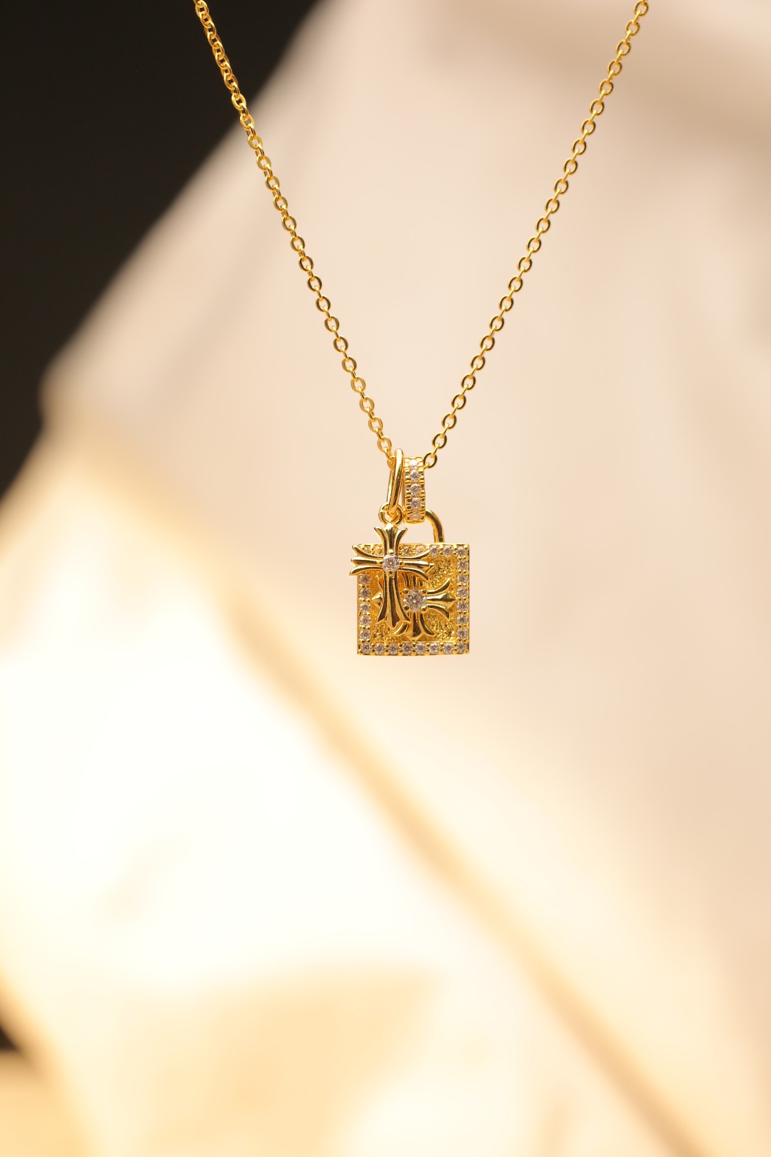 Pt950铂金黄克罗鸢尾花方牌带吊套链