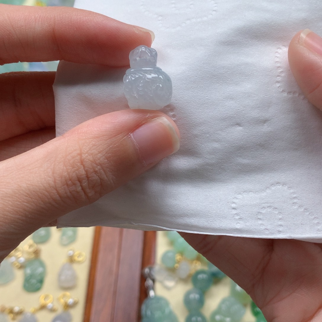 翡翠未镶嵌颈饰是