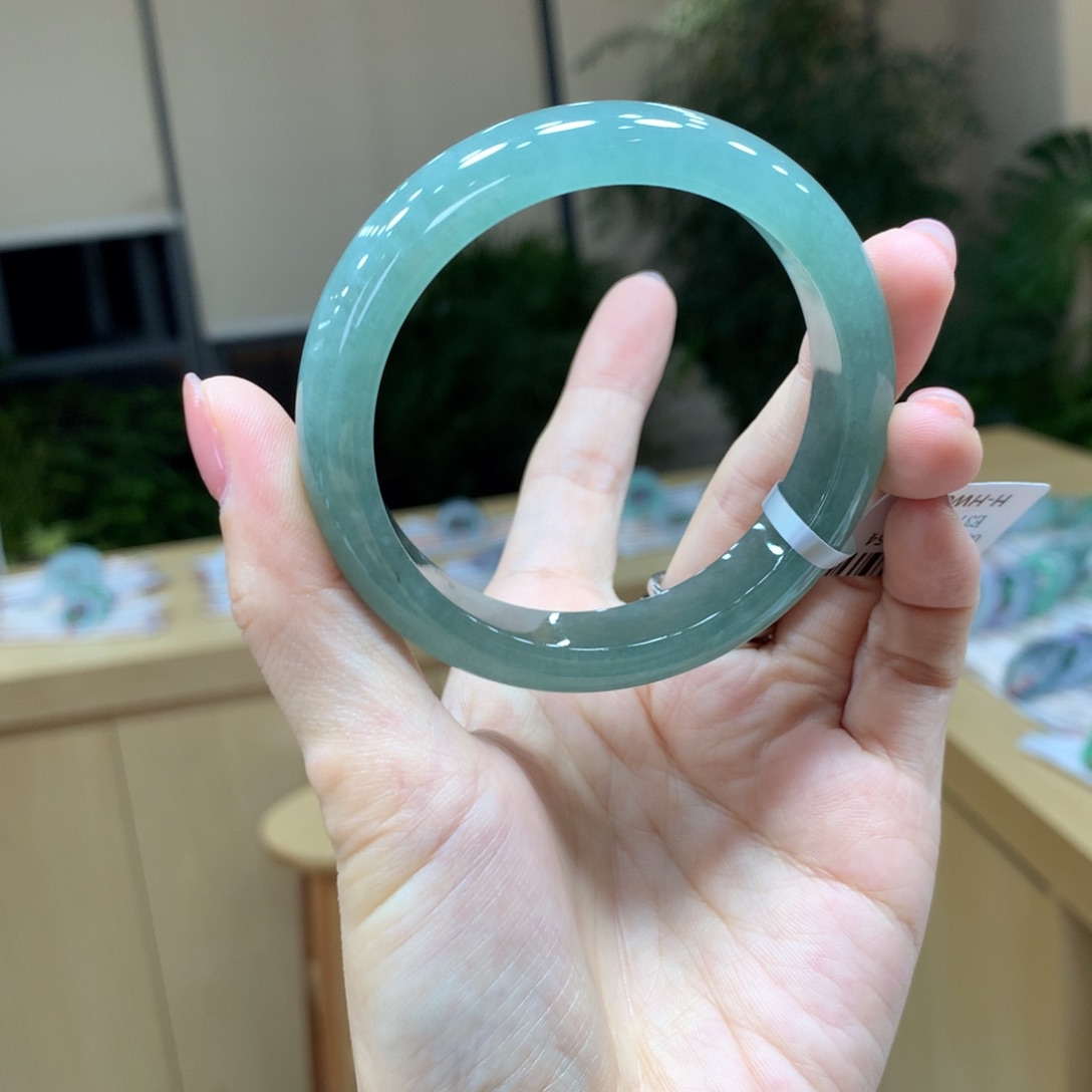 翡翠手镯未镶嵌不退不换