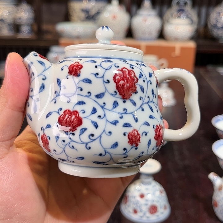 瓷片遇***呵釉里红缠枝小茶壶