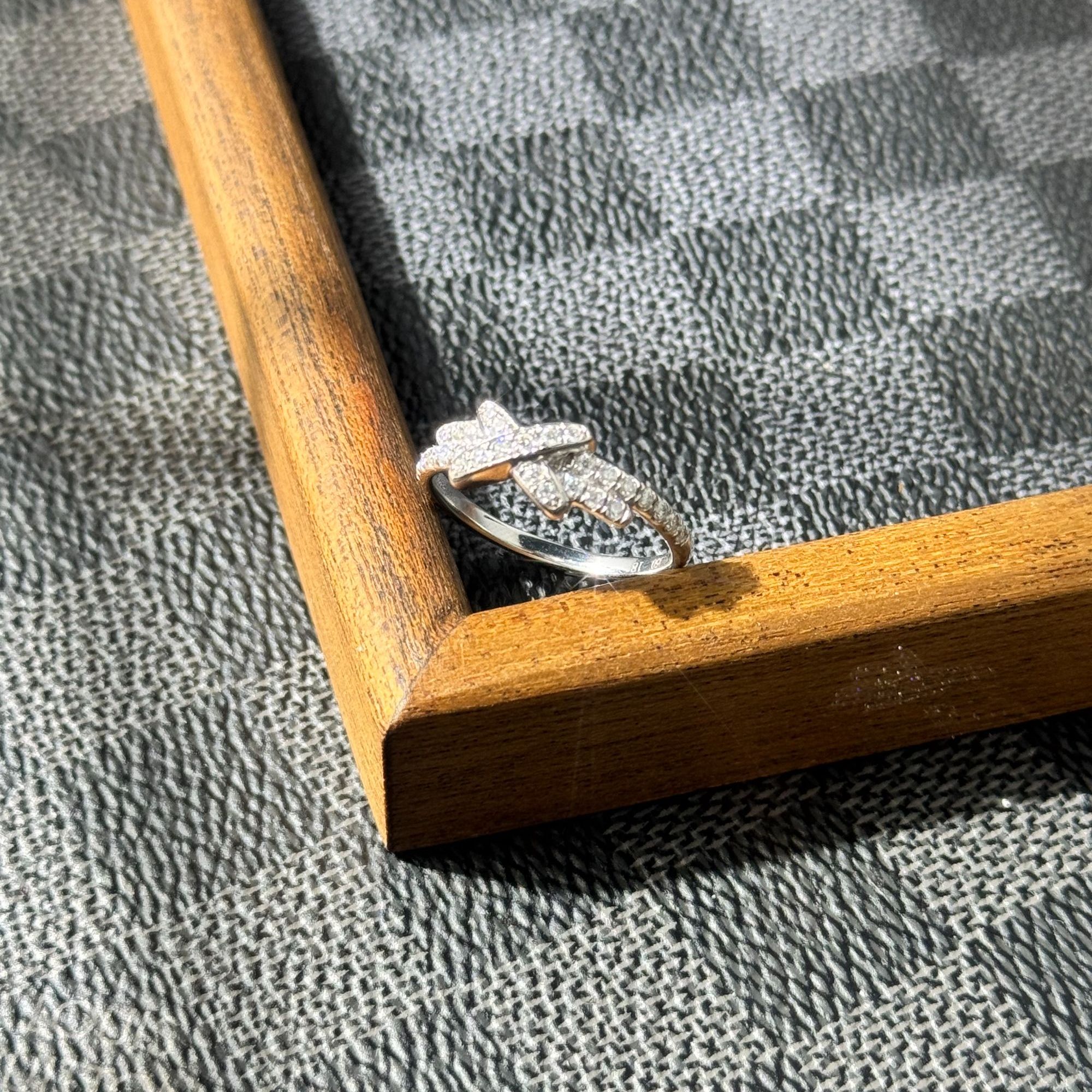 铂金PT950镶嵌莫桑交叉线条款戒指