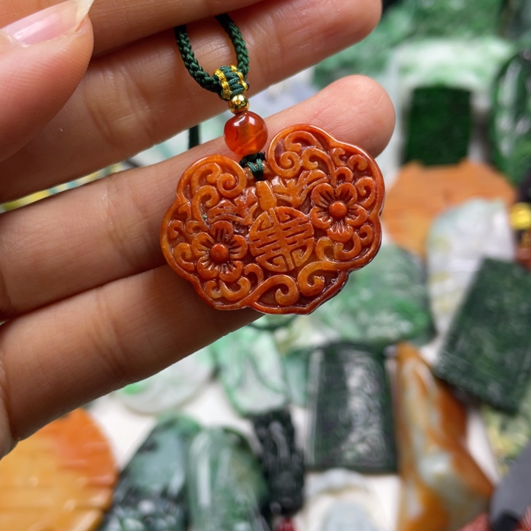 翡翠颈饰未镶嵌大****丽牌子