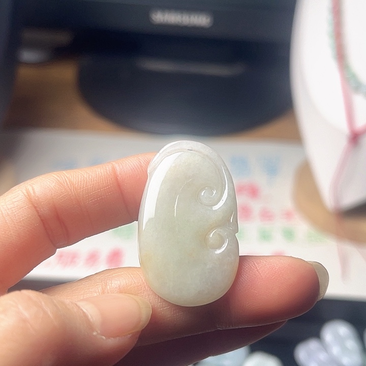 翡翠未镶嵌颈饰如意