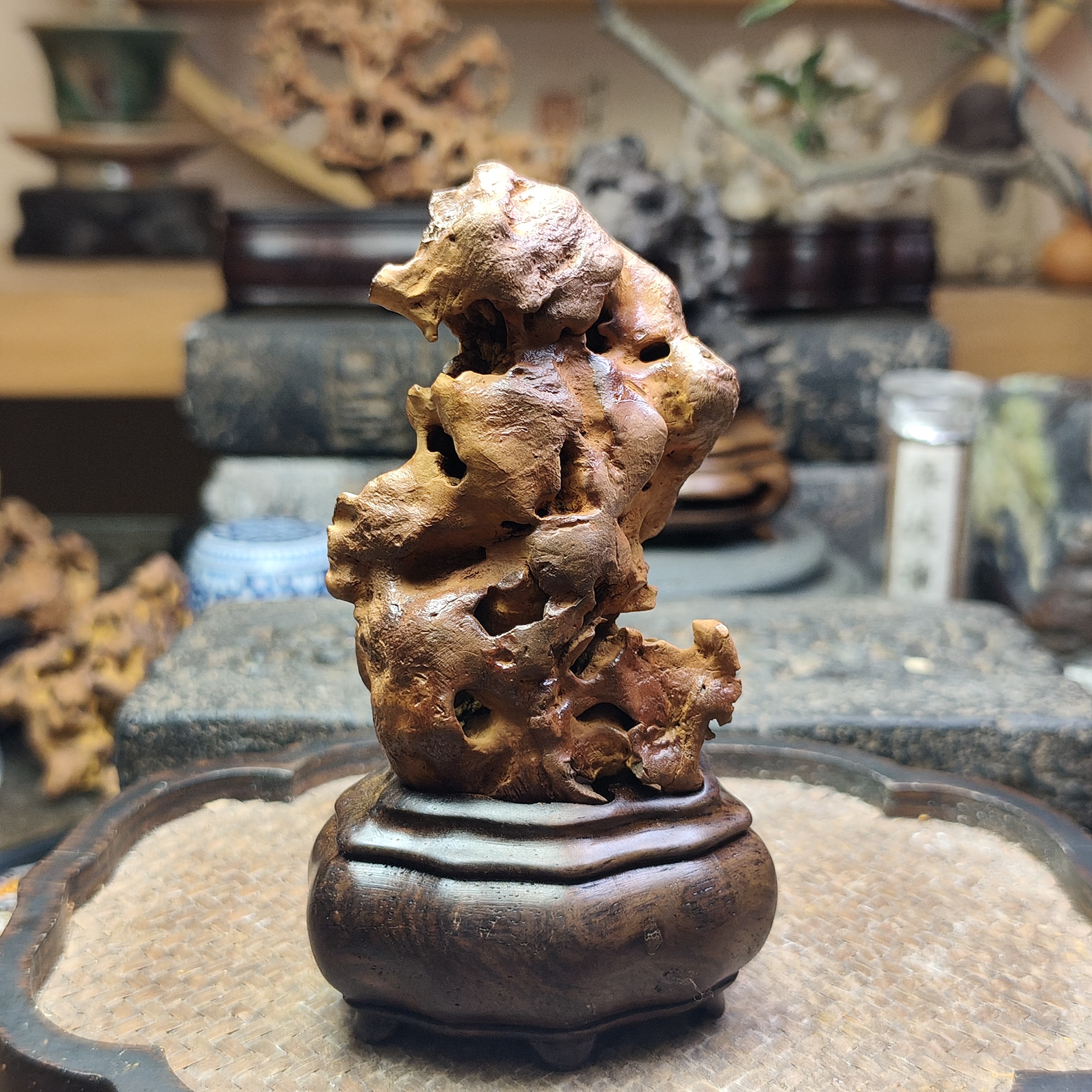 海马型精美太湖水石香炉点小祥云 尺寸6.6X11.5高cm 苏工黑檀底座