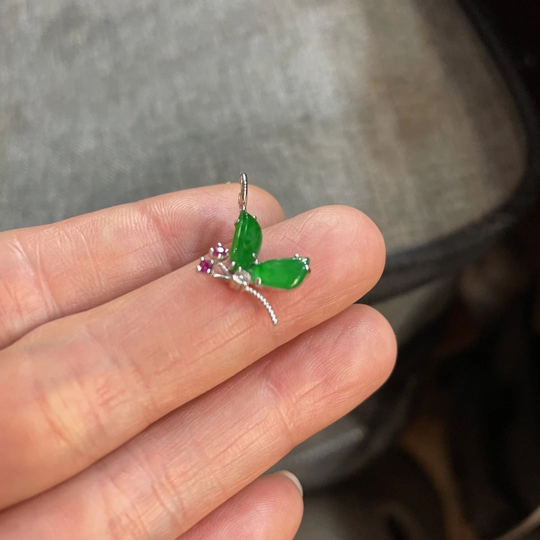 18 k金缅甸翡翠随形蝴蝶吊坠