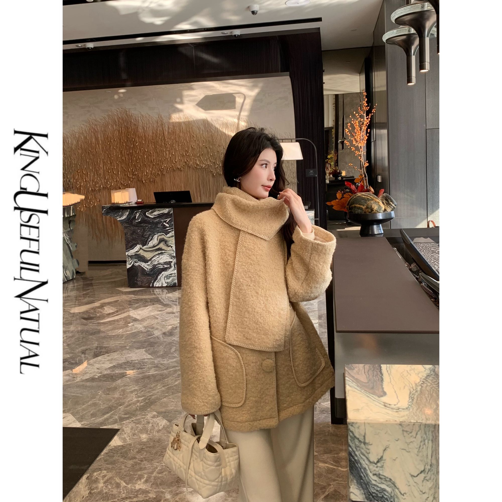 KUN【太妃糖】自带围巾 暖驼色羊毛织造柔软轻盈冬天氛围感加厚外套