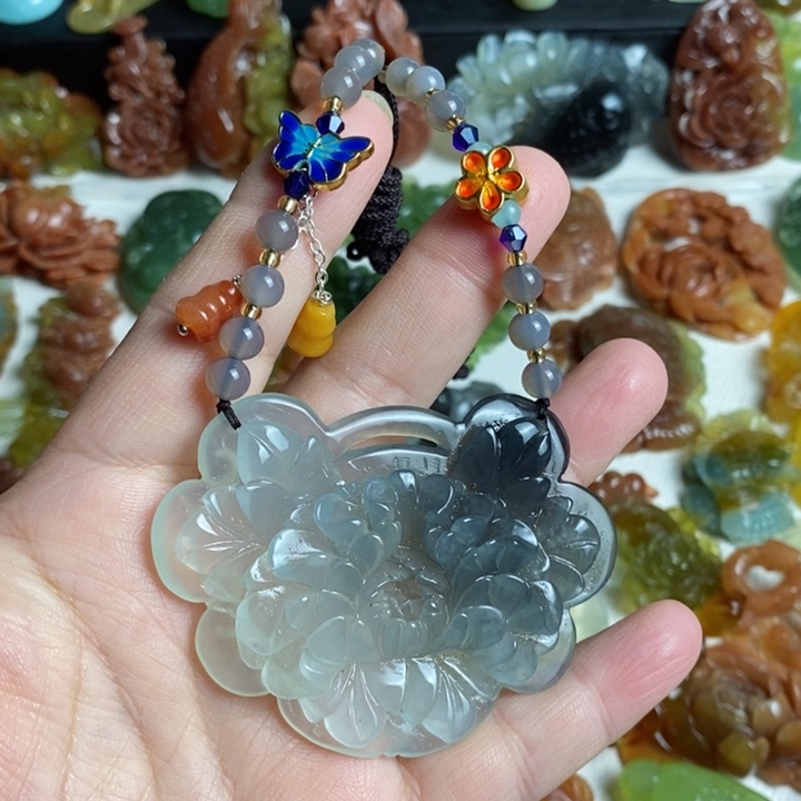 蛇纹石玉未镶嵌颈饰